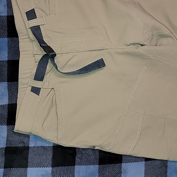 The North Face. Cargo Convertable Pant/shorts. LIKE-NEW. Men's size Large. - Picture 12 of 16